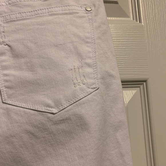 🎉Host Pick🎉 Judy Blue - White Distressed Skinny Fit Jeans - Picture 6 of 10